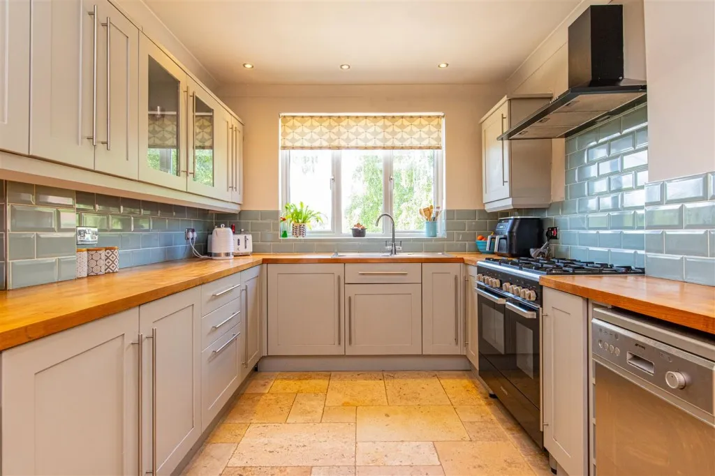 Northfield Avenue, Kettering, photo 6