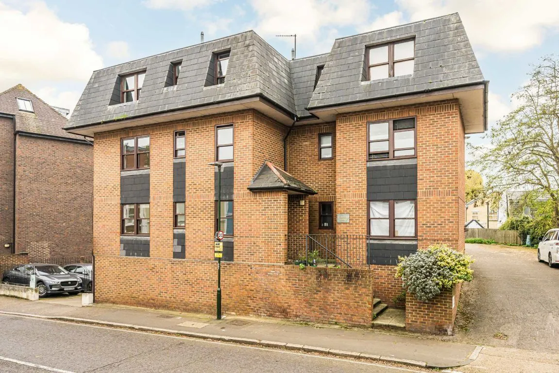 2 bed property to rent, Station Road, TW12