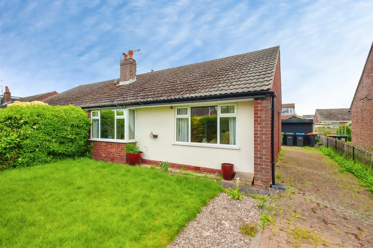 2 bed house for sale, Cedar Avenue, Sutton Weaver, WA7
