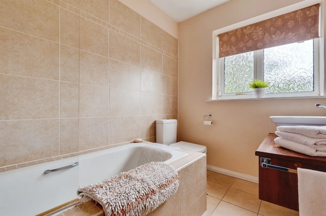Cedar Avenue, Sutton Weaver, WA7, photo 12