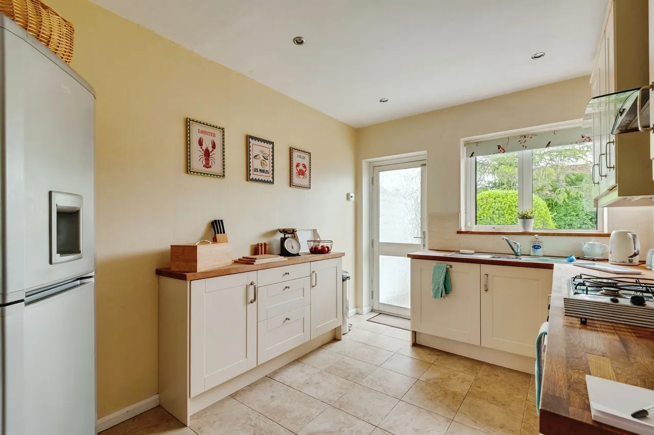 Cedar Avenue, Sutton Weaver, WA7, photo 5