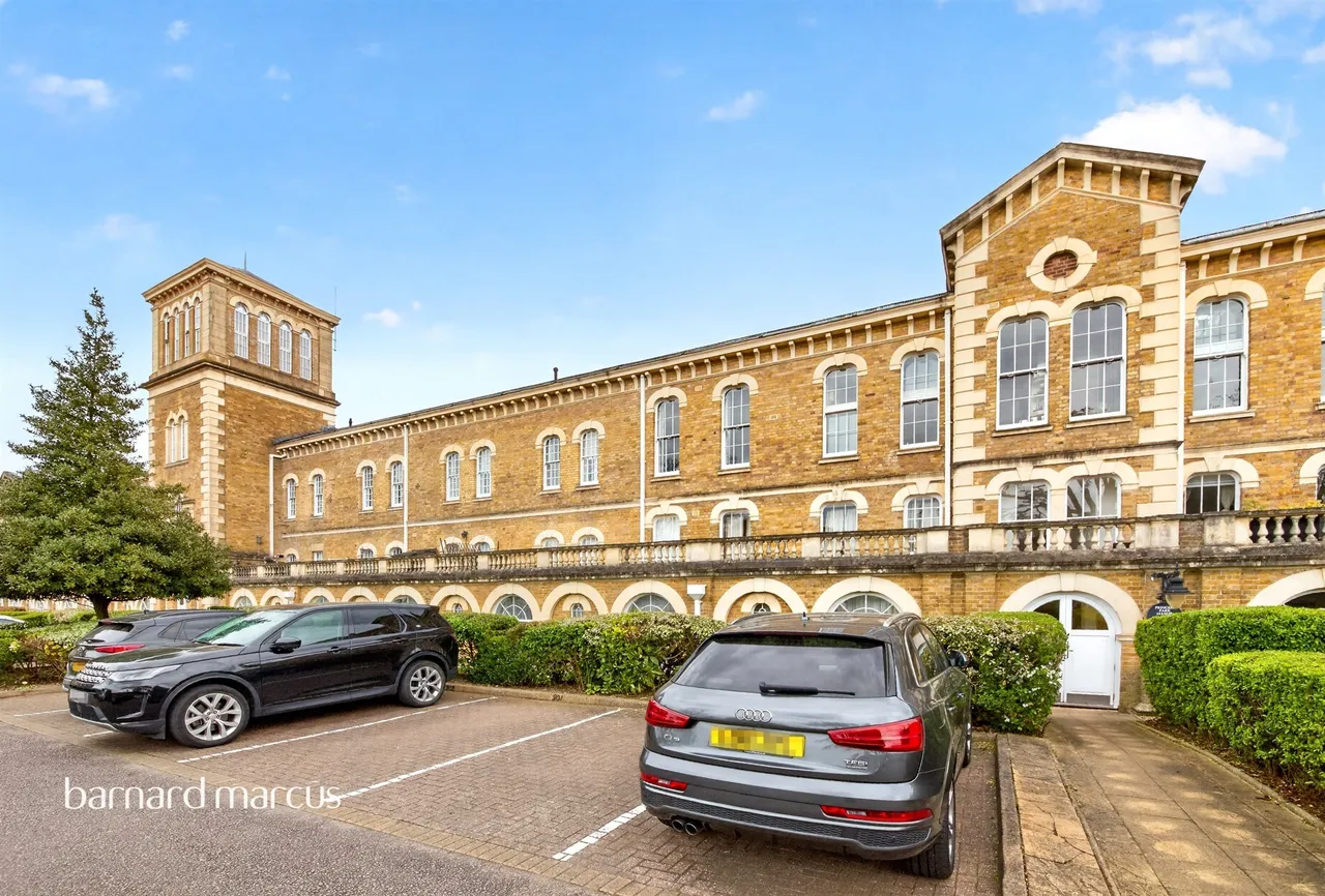 3 bed flat for sale — Royal Drive, London