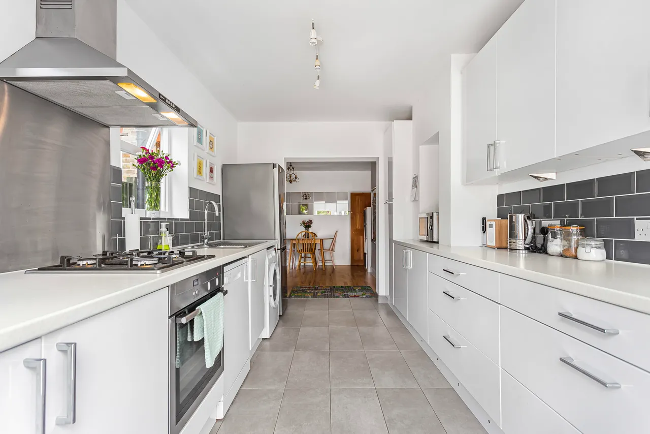 Harvest Road, Englefield Green, TW20, photo 3