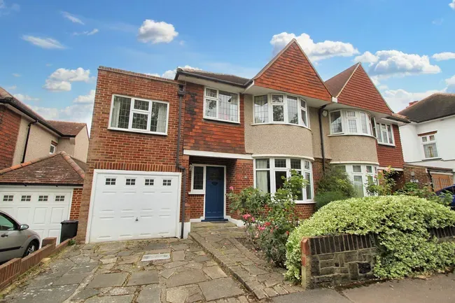 4 bed house for sale — Mayfair Gardens, Woodford Green, IG8