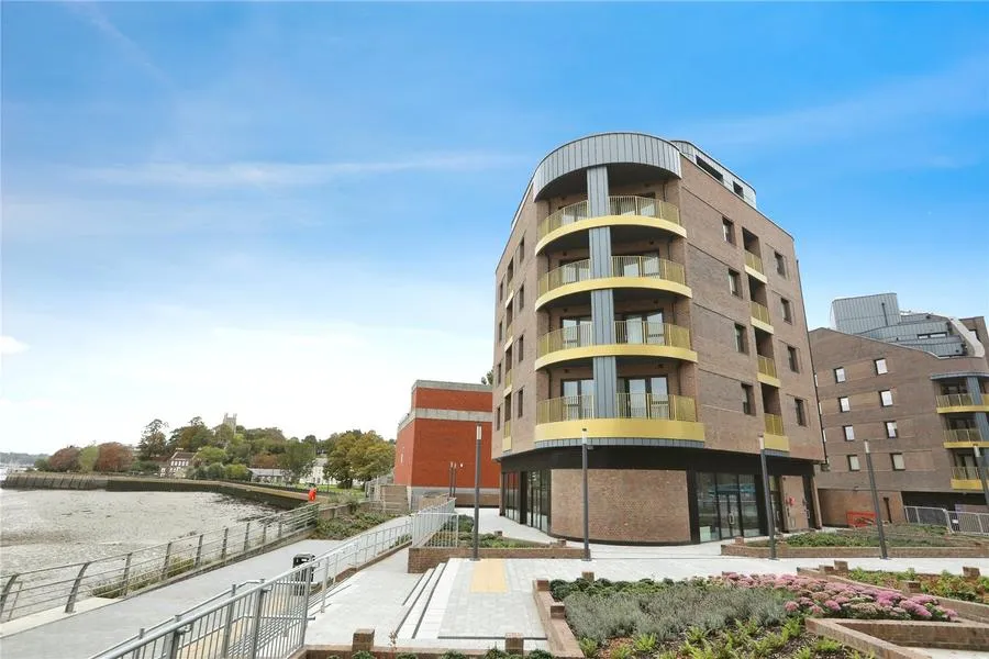 2 bed flat to rent, Medway Street, ME4