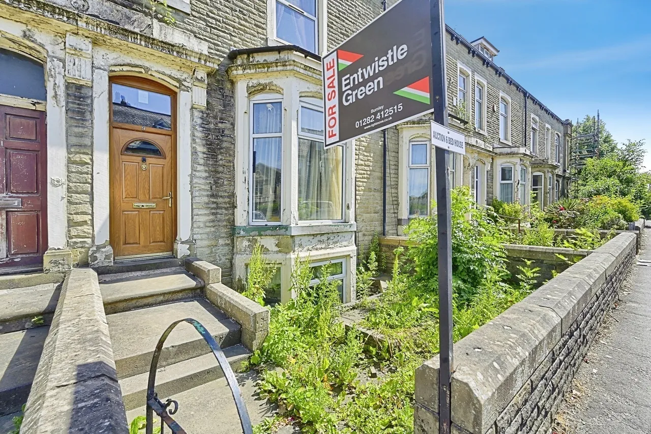 6 bed house for sale, Colne Road, Burnley, BB10