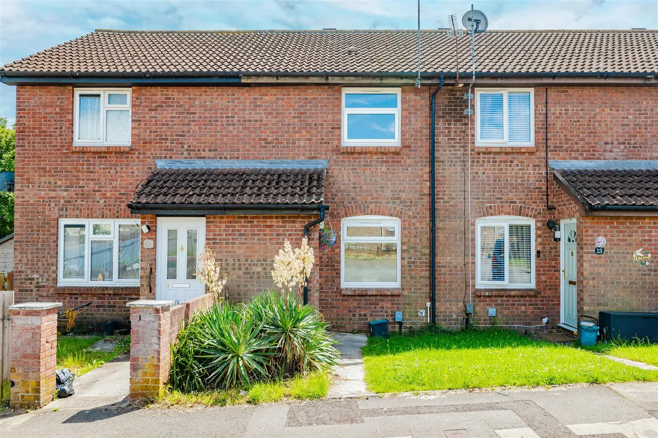 2 bed house for sale — Carew Close, Barry, CF62 9EH