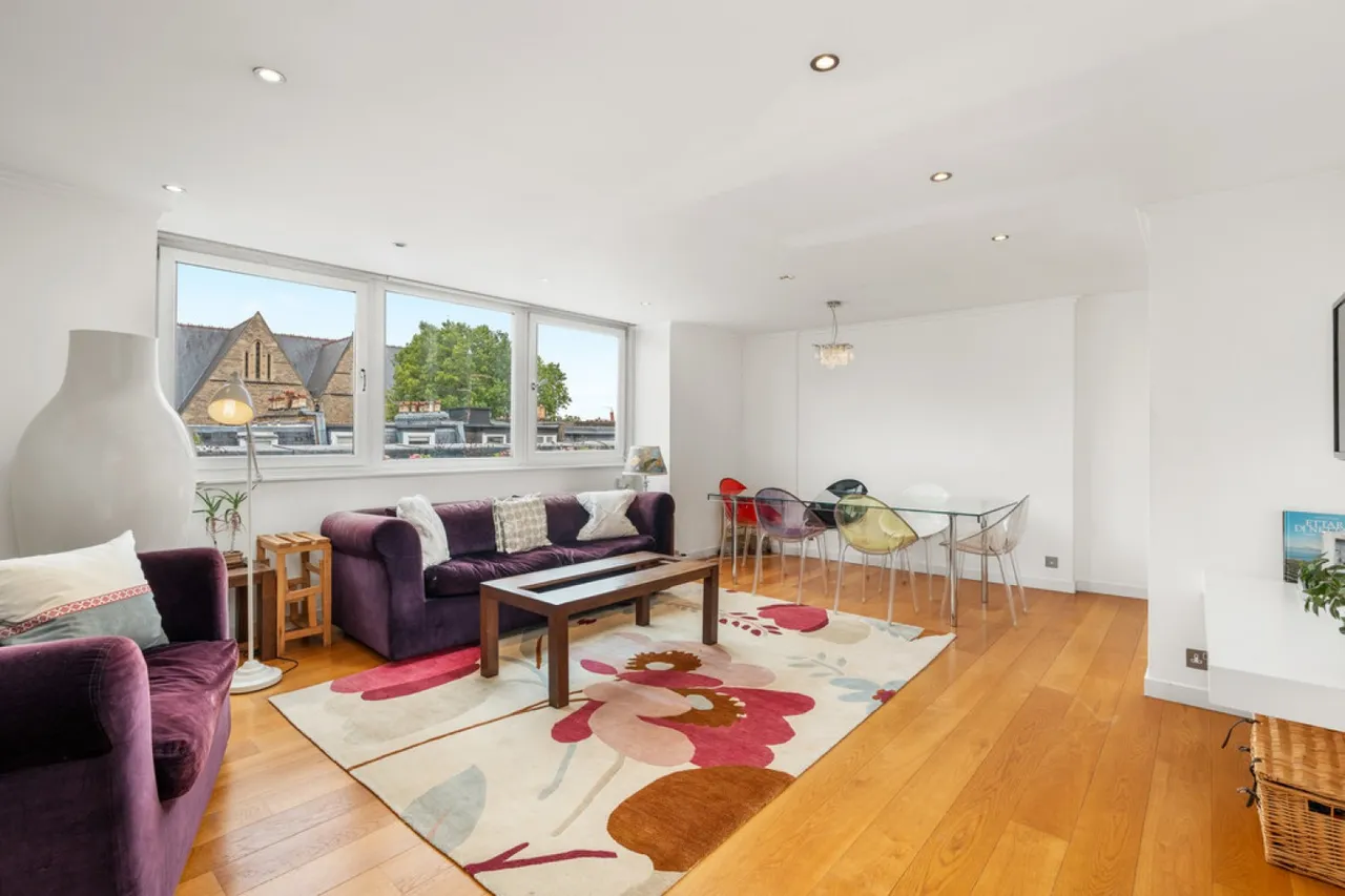 2 bed flat to rent — Upper Addison Gardens, Holland Park
