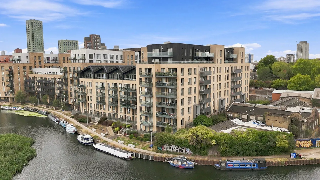 2 bed flat for sale, Thorpe Court, London, E3
