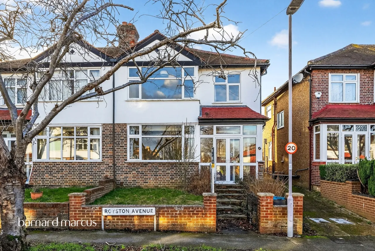3 bed house for sale — Royston Avenue, Wallington