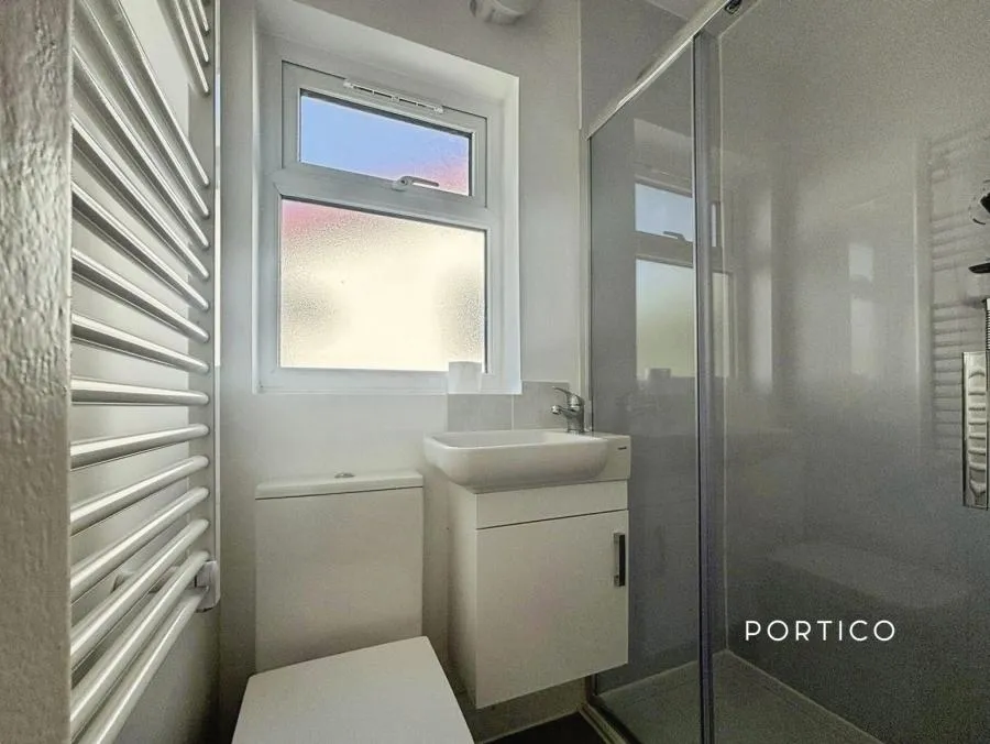Latchford Place, Chigwell, IG7, photo 2