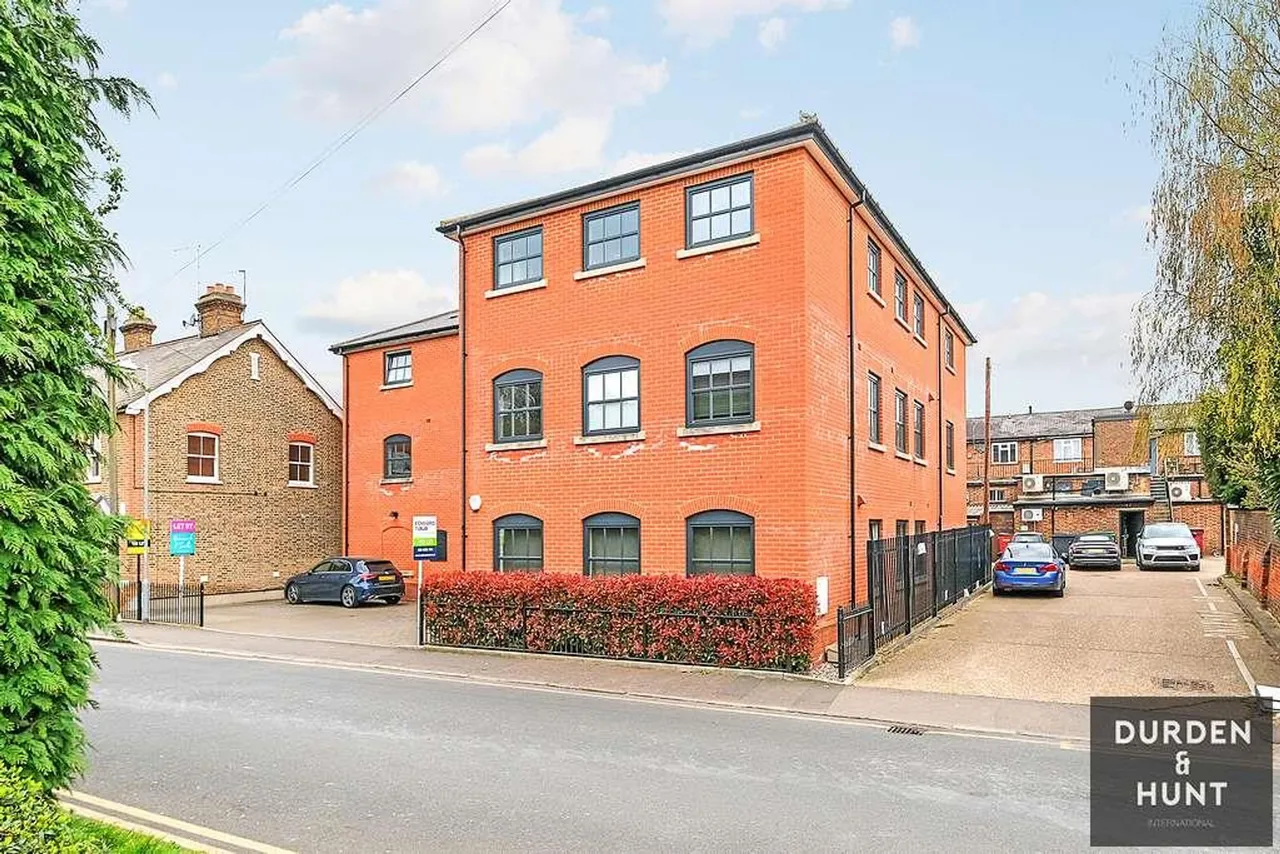 2 bed flat for sale, Hemnall Street, Epping, CM16