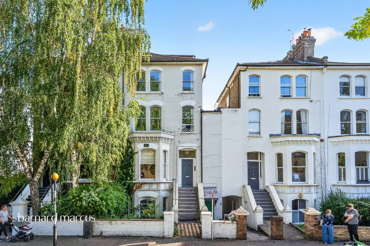 2 bed flat for sale, Bolingbroke Grove, London, SW11