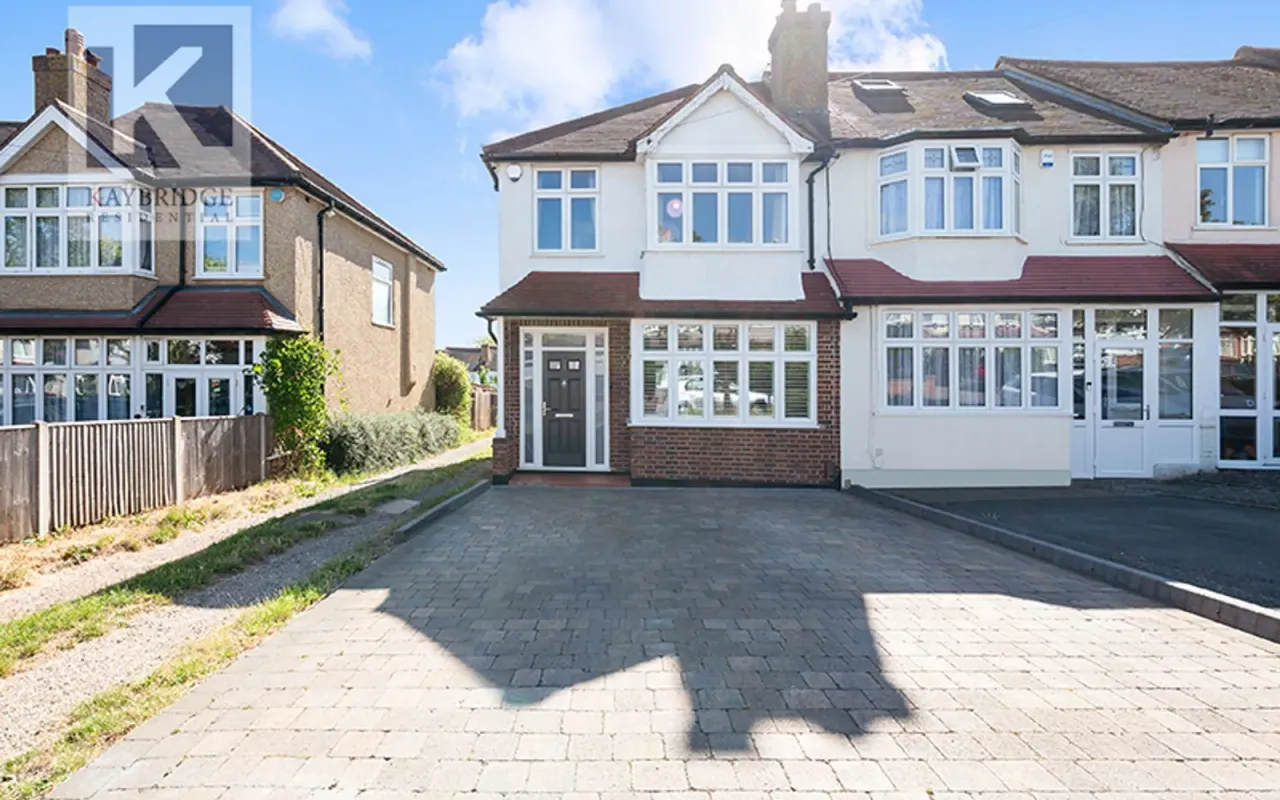 3 bed property for sale — Stoneleigh Avenue, Worcester Park, KT4
