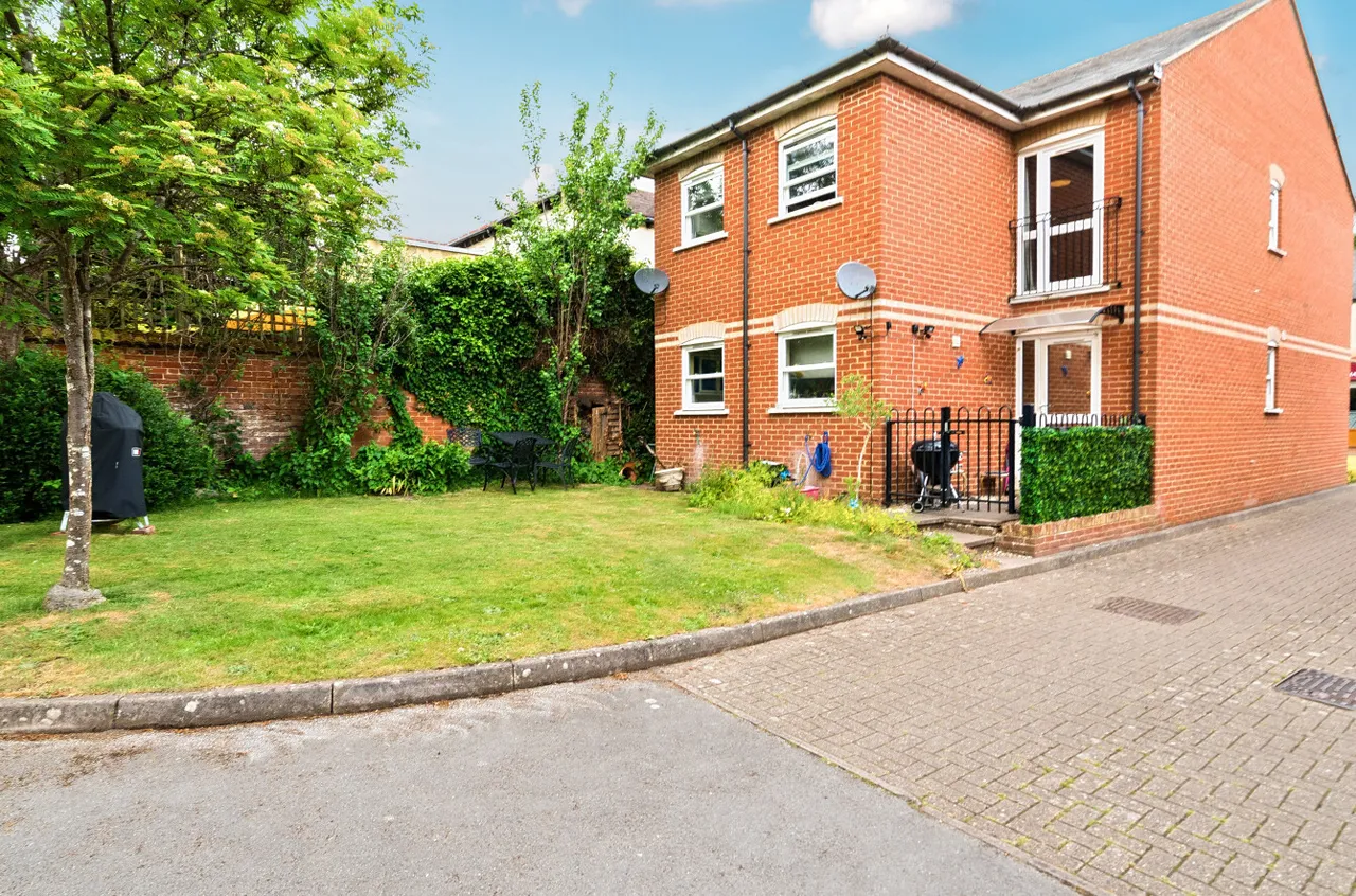 Updown Hill, Windlesham, Surrey, GU20 6DL, photo 10