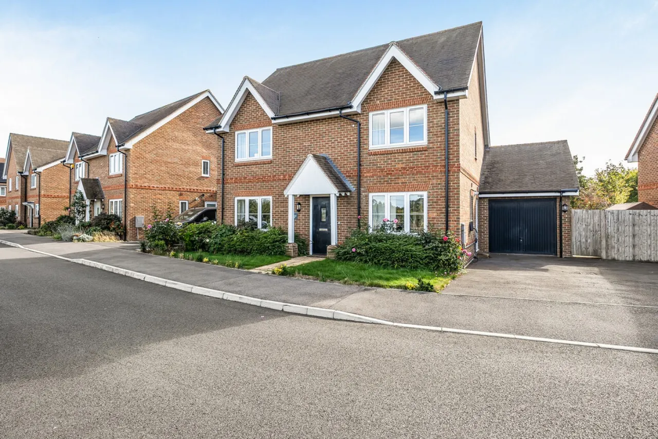 4 bed house for sale, Bramley, RG26