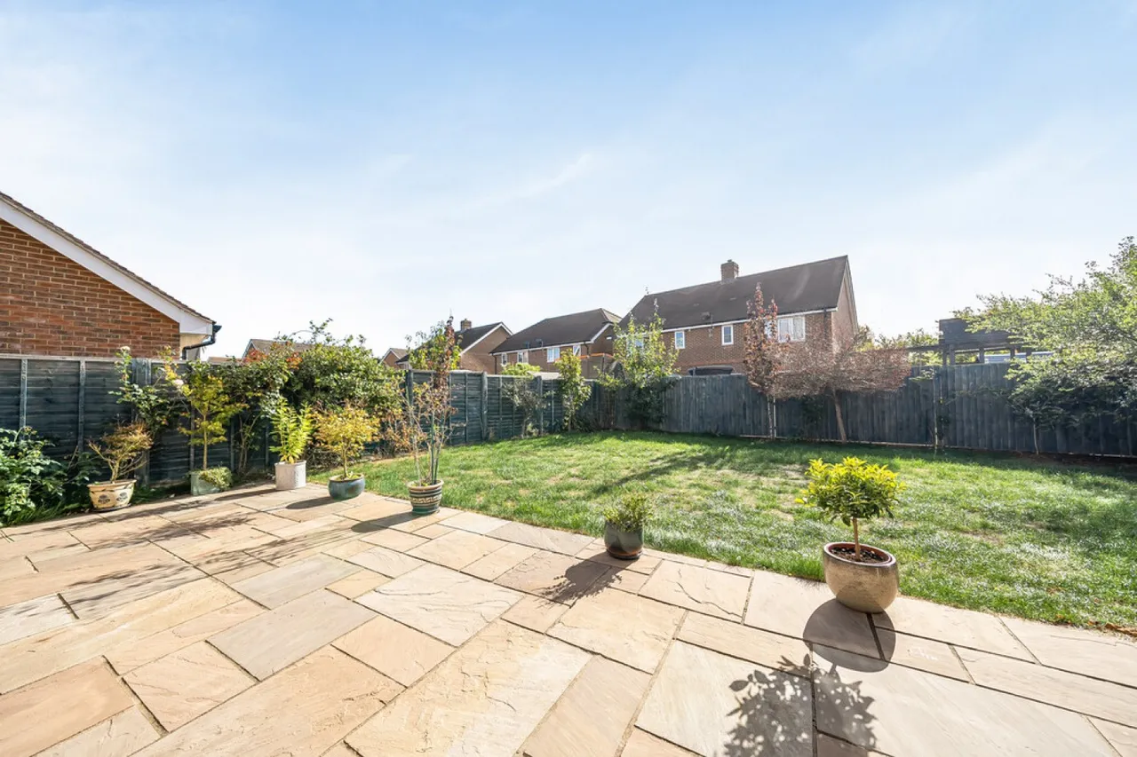 Bramley, RG26, photo 12