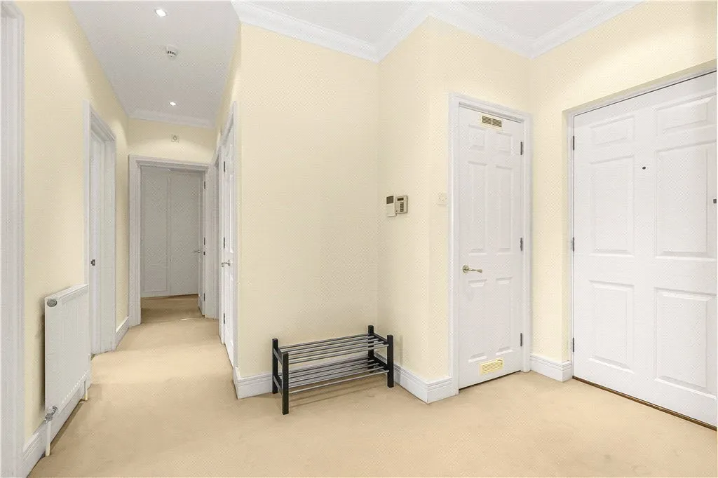Holloway Drive, Virginia Water, GU25, photo 16
