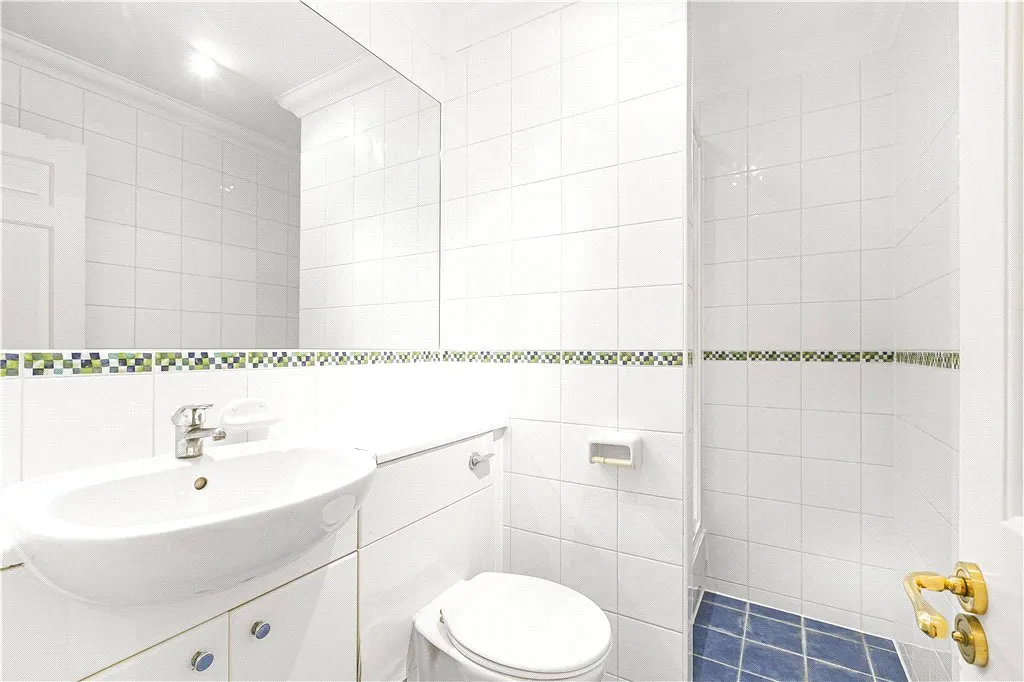 Holloway Drive, Virginia Water, GU25, photo 13