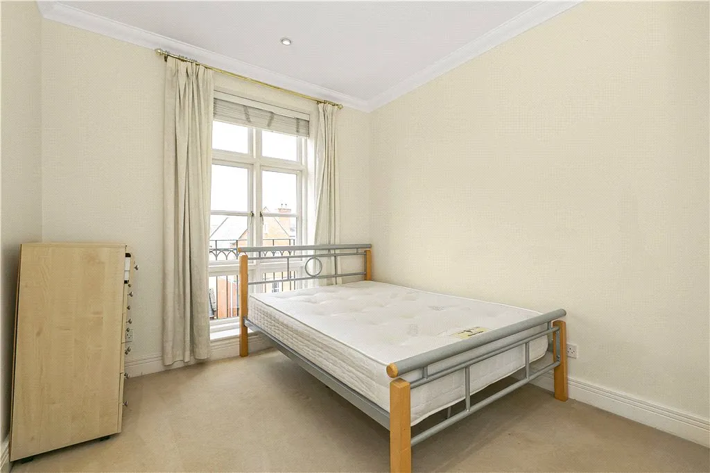 Holloway Drive, Virginia Water, GU25, photo 5