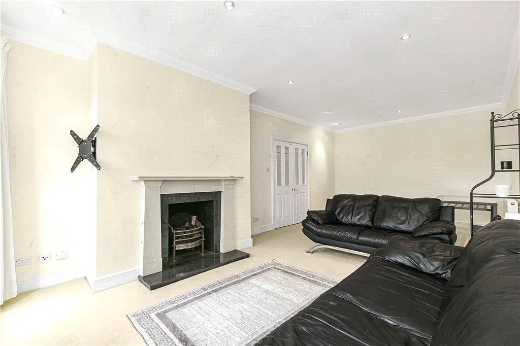Holloway Drive, Virginia Water, GU25, photo 6