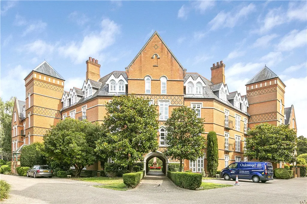 2 bed flat to rent, Holloway Drive, Virginia Water, GU25