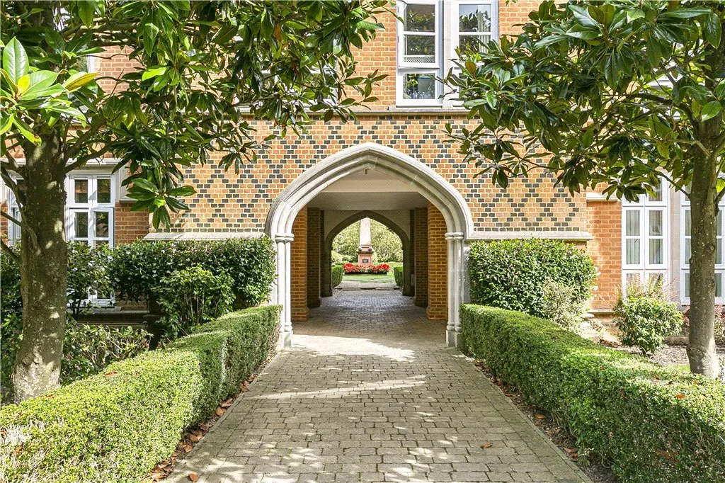 Holloway Drive, Virginia Water, GU25, photo 18
