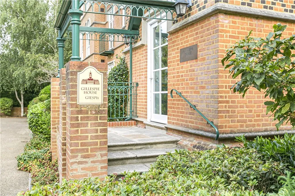 Holloway Drive, Virginia Water, GU25, photo 19