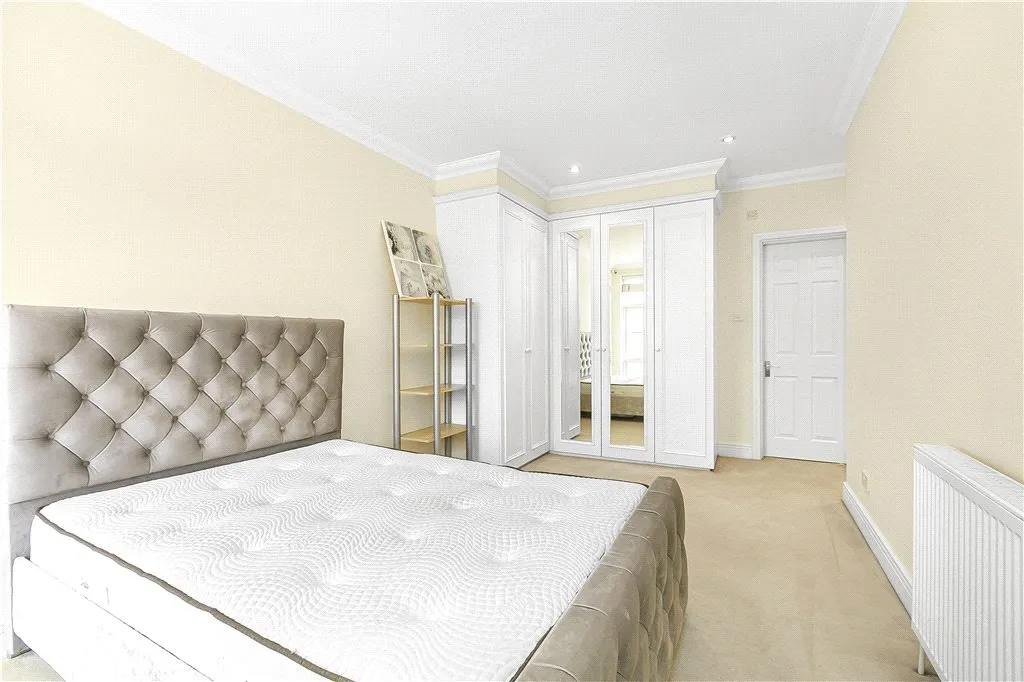 Holloway Drive, Virginia Water, GU25, photo 11