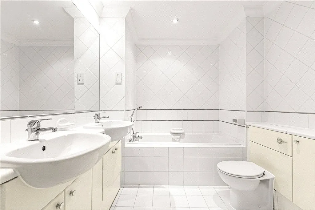 Holloway Drive, Virginia Water, GU25, photo 15