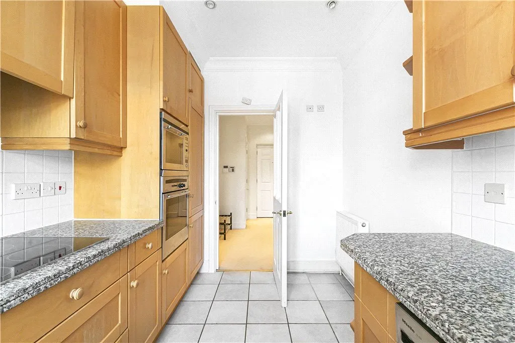 Holloway Drive, Virginia Water, GU25, photo 9