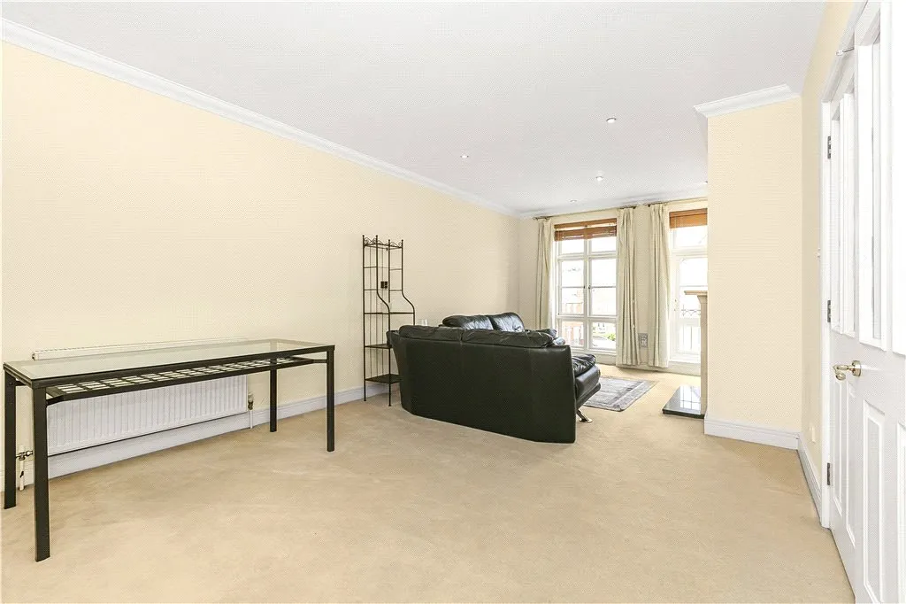 Holloway Drive, Virginia Water, GU25, photo 7