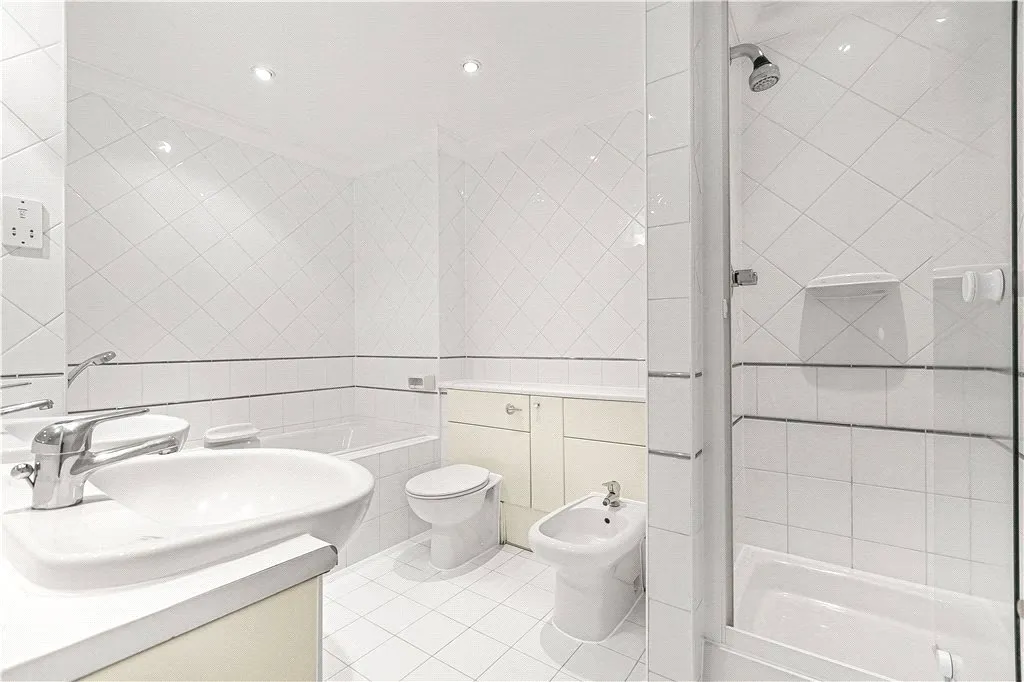 Holloway Drive, Virginia Water, GU25, photo 14