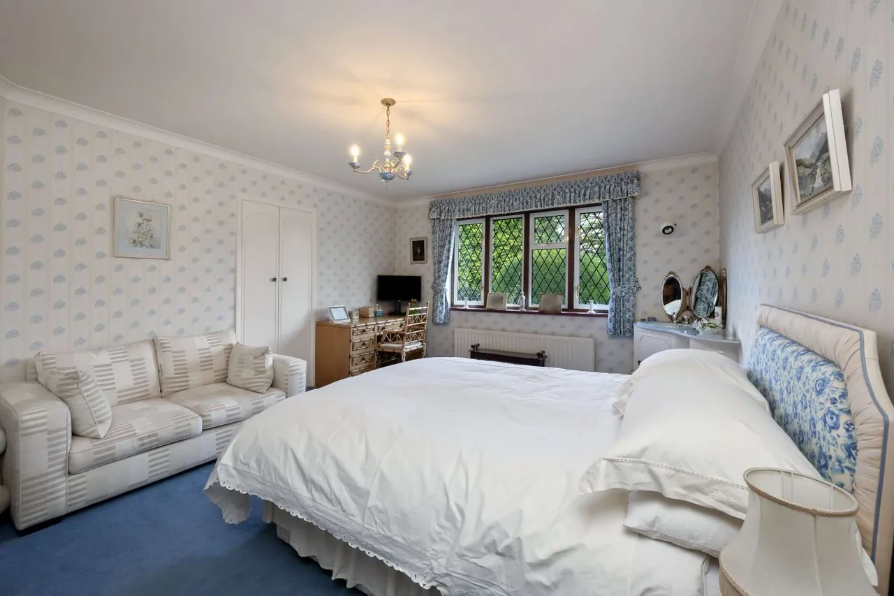 Ashley Park Avenue, Walton-on-Thames, KT12, photo 14