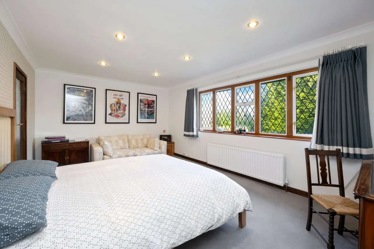 Ashley Park Avenue, Walton-on-Thames, KT12, photo 12