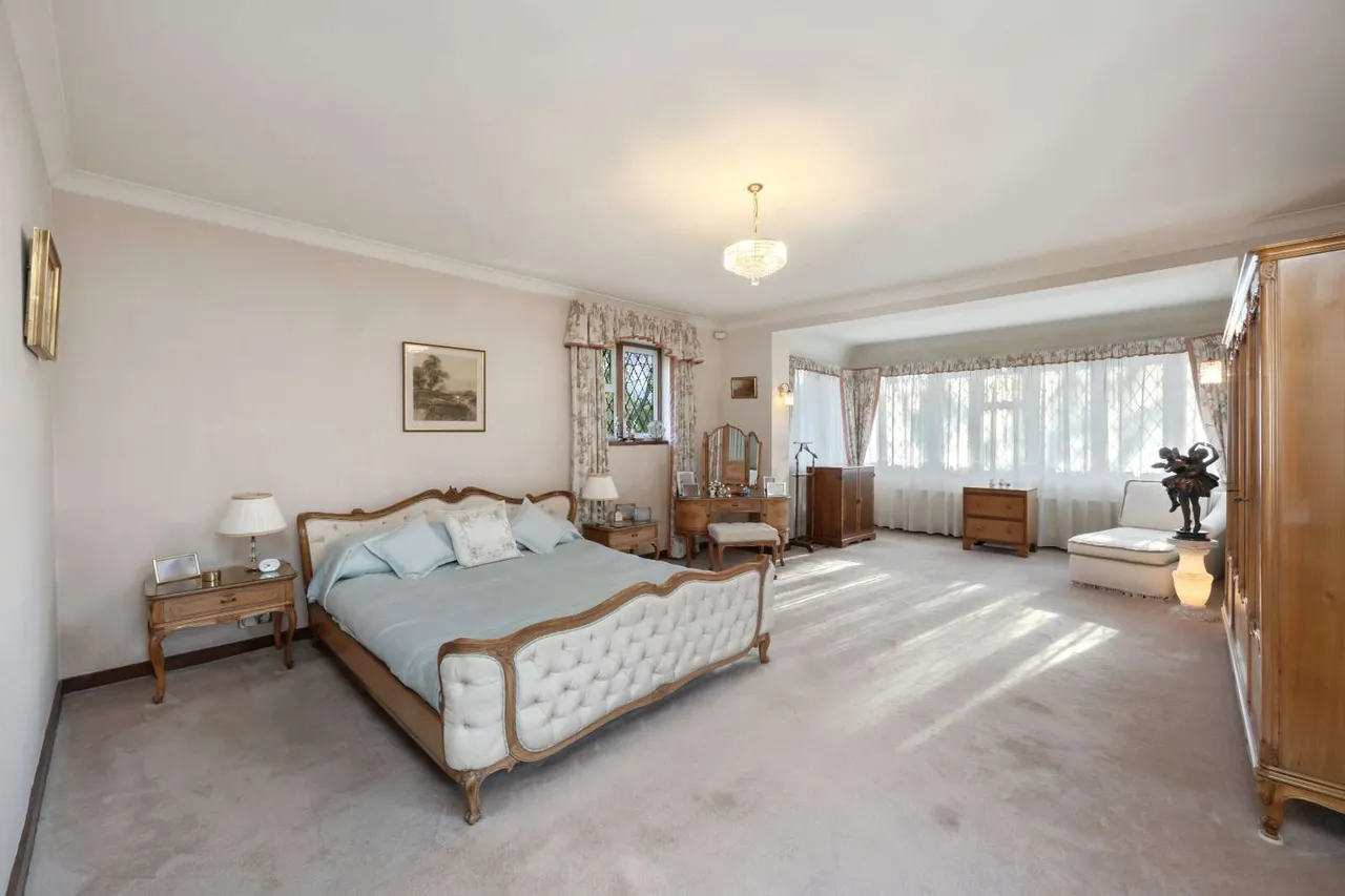 Ashley Park Avenue, Walton-on-Thames, KT12, photo 9
