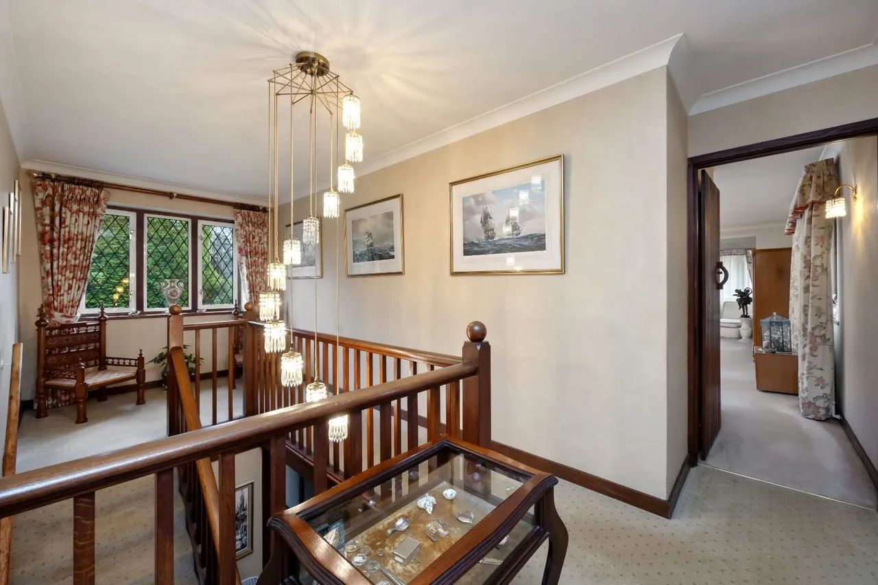 Ashley Park Avenue, Walton-on-Thames, KT12, photo 3