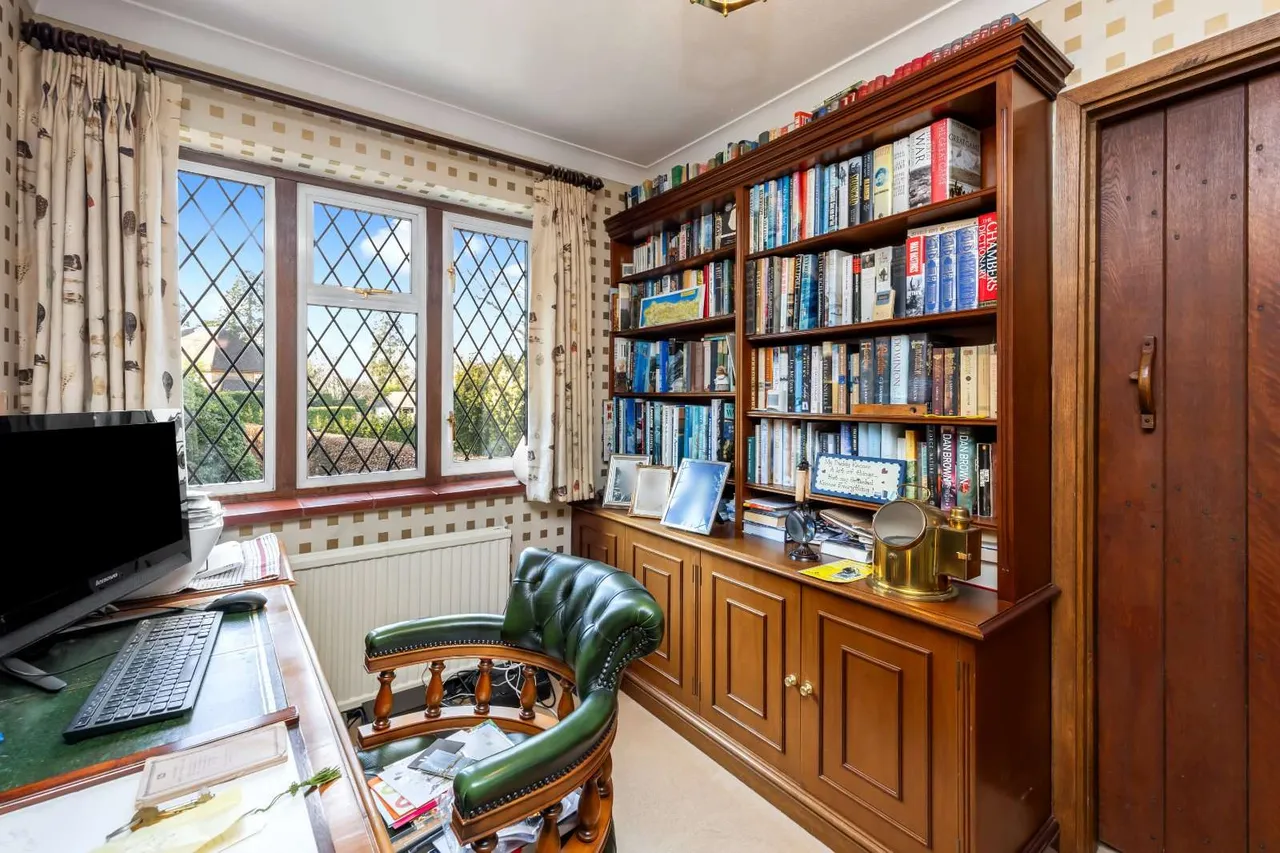 Ashley Park Avenue, Walton-on-Thames, KT12, photo 11