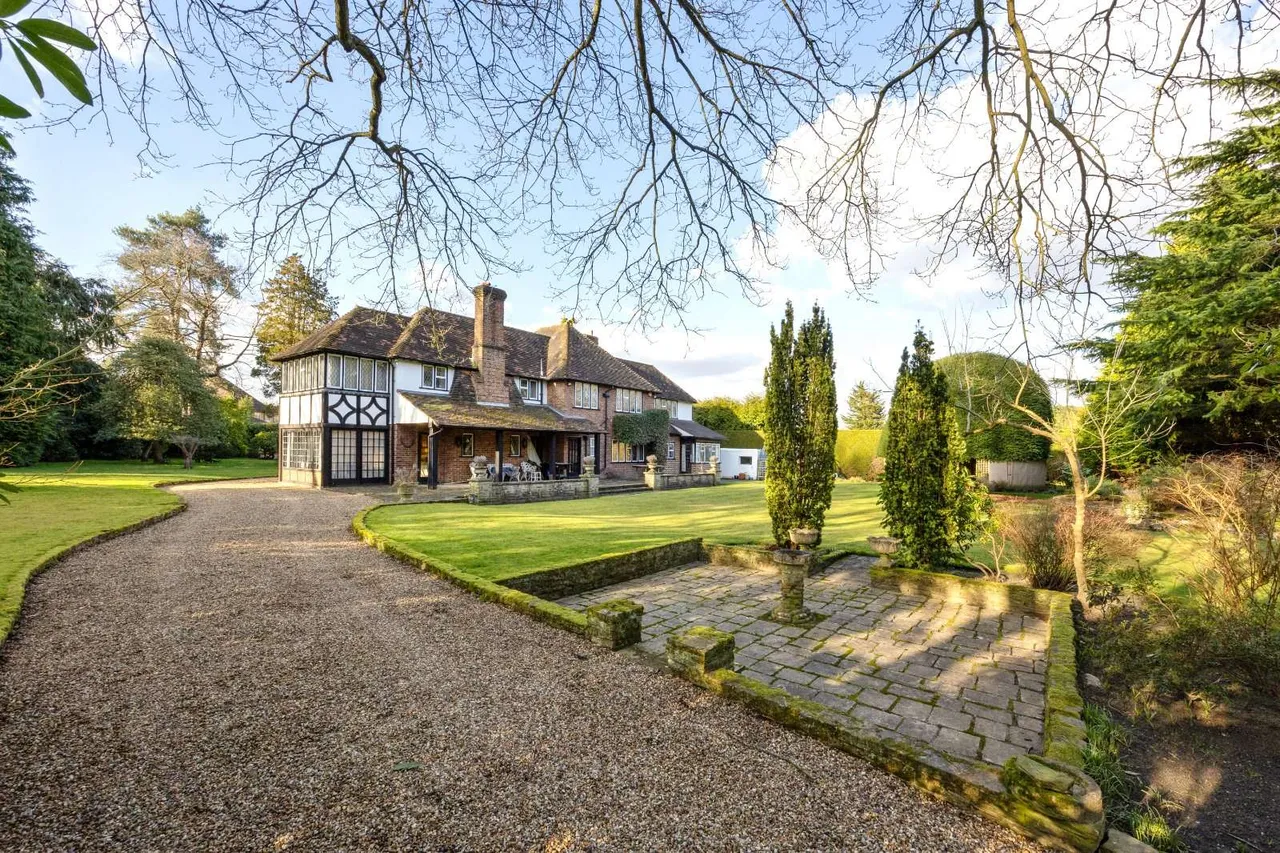 5 bed house for sale, Ashley Park Avenue, Walton-on-Thames, KT12