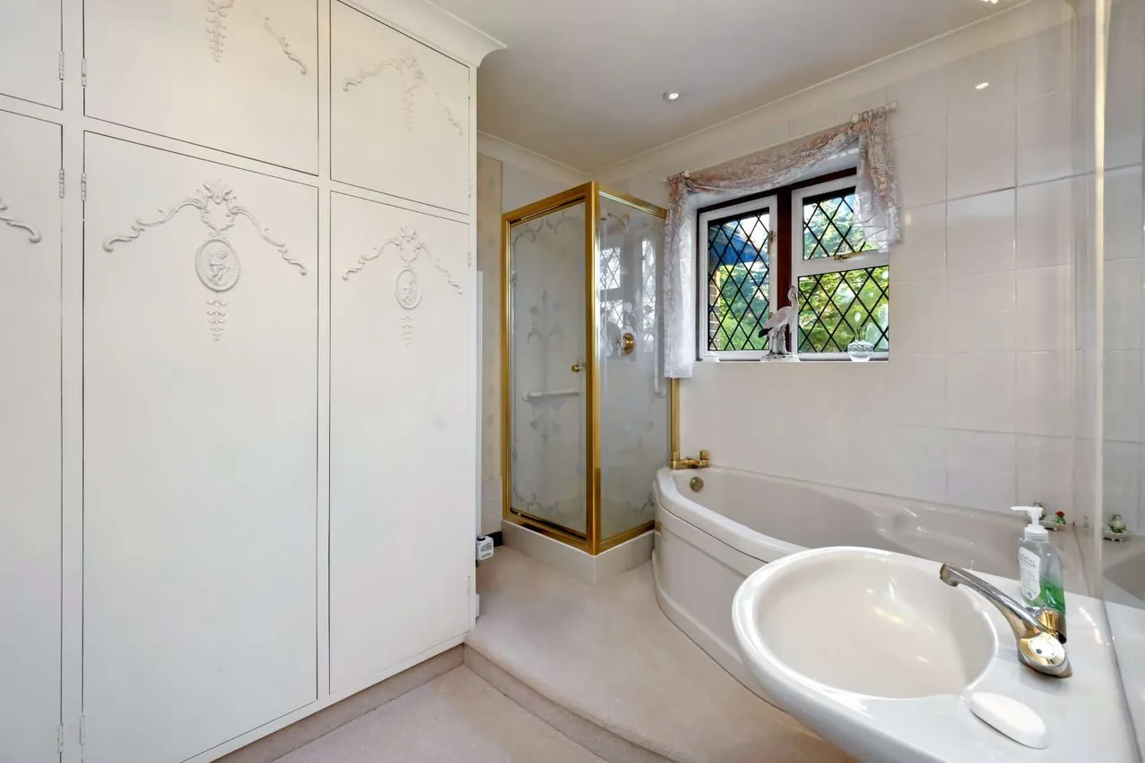 Ashley Park Avenue, Walton-on-Thames, KT12, photo 10