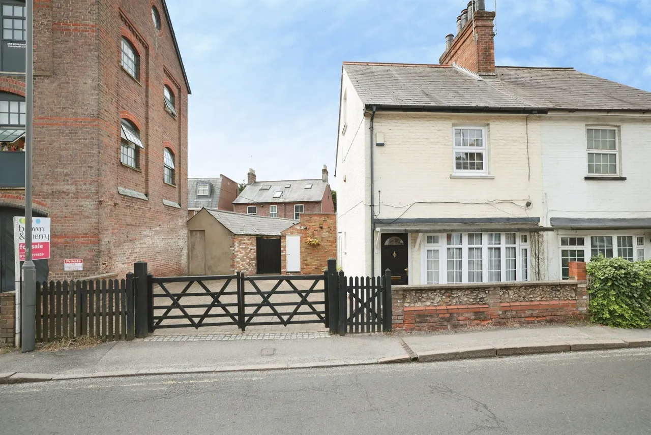 2 bed house for sale, Waterside, Chesham, HP5