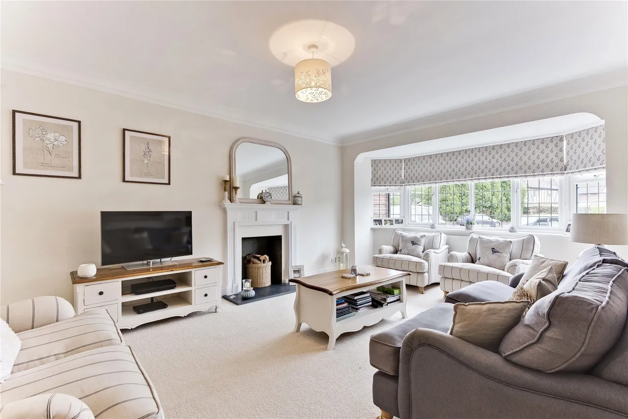 Ashley Close, Walton-on-Thames, Surrey, KT12, photo 3