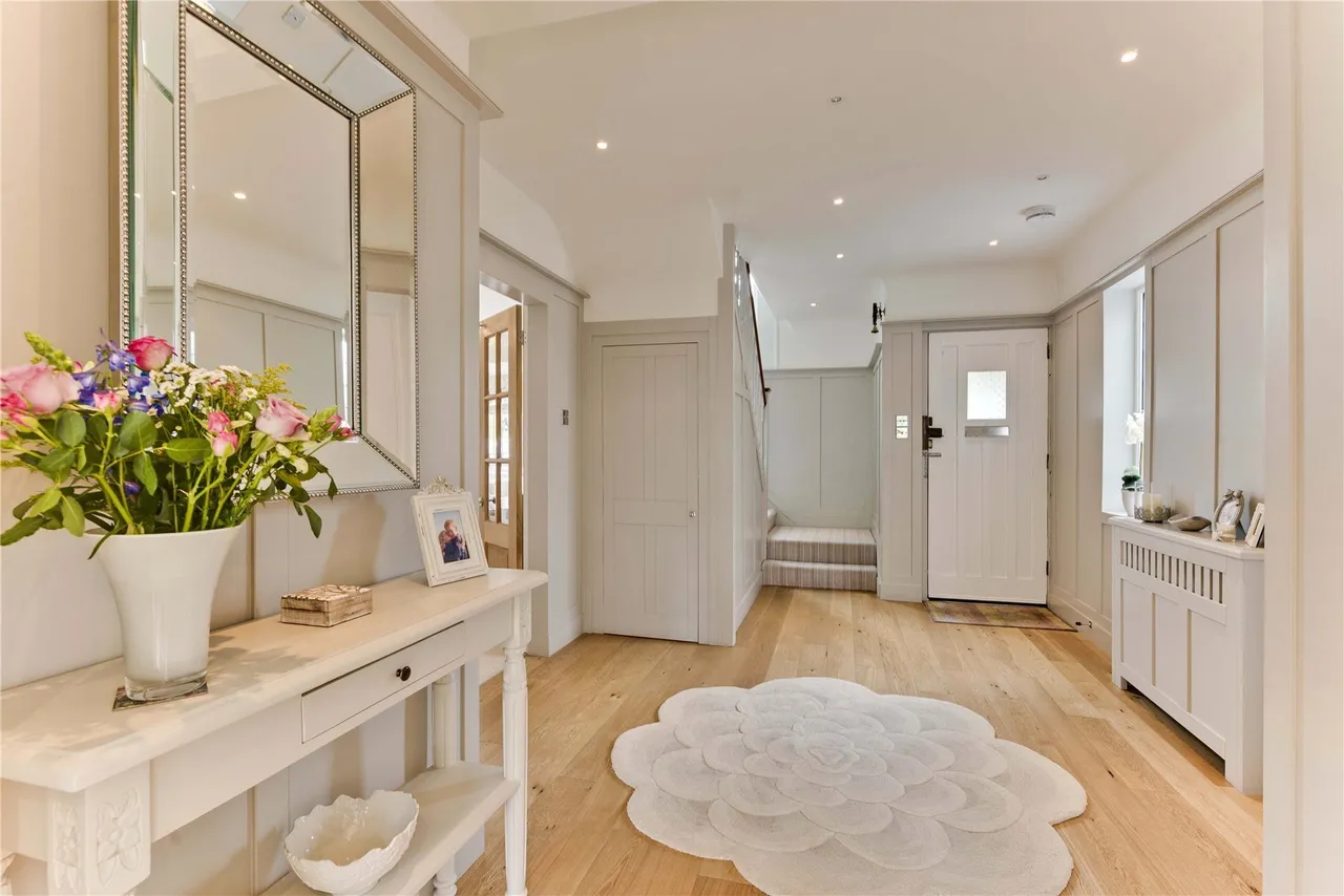 Ashley Close, Walton-on-Thames, Surrey, KT12, photo 5