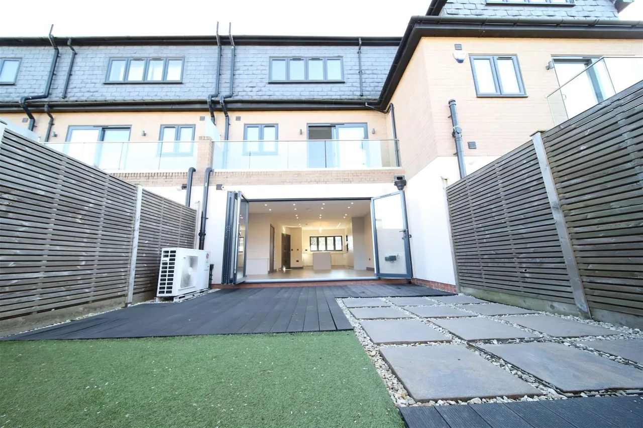 Lincoln Road, Enfield EN1 2RY, photo 23