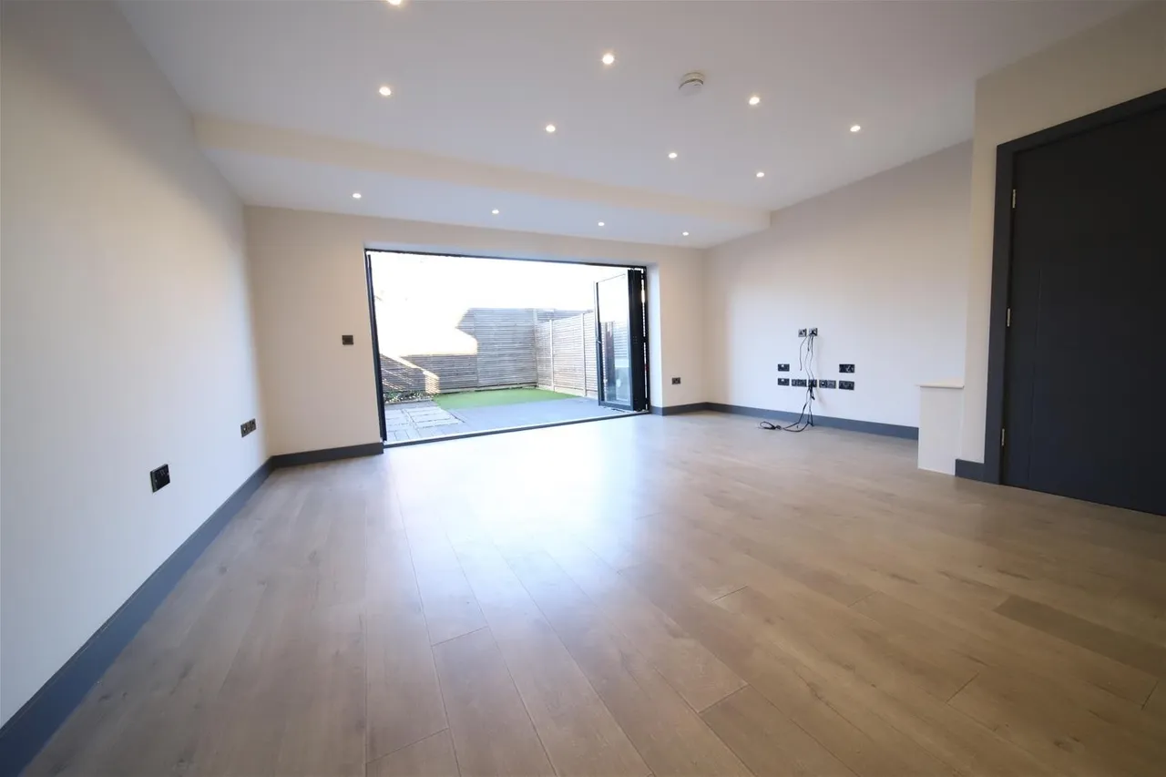 Lincoln Road, Enfield EN1 2RY, photo 6