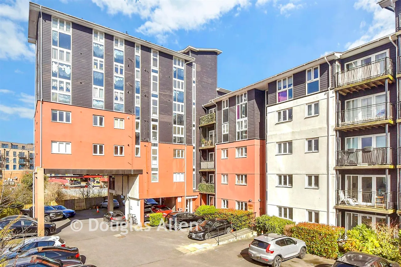 3 bed flat for sale, Lower Southend Road, Wickford, SS11