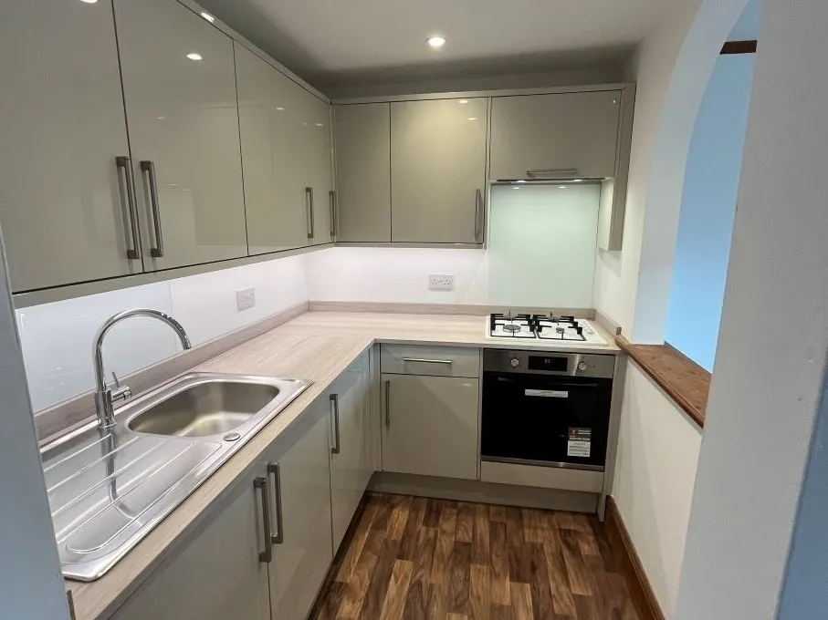 1 bed flat to rent, St James Road, KT6