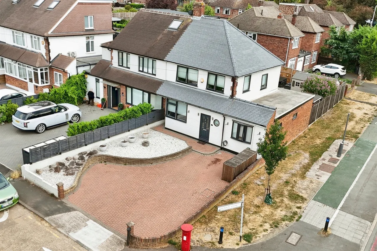 4 bed house for sale — Burton Close, Chessington