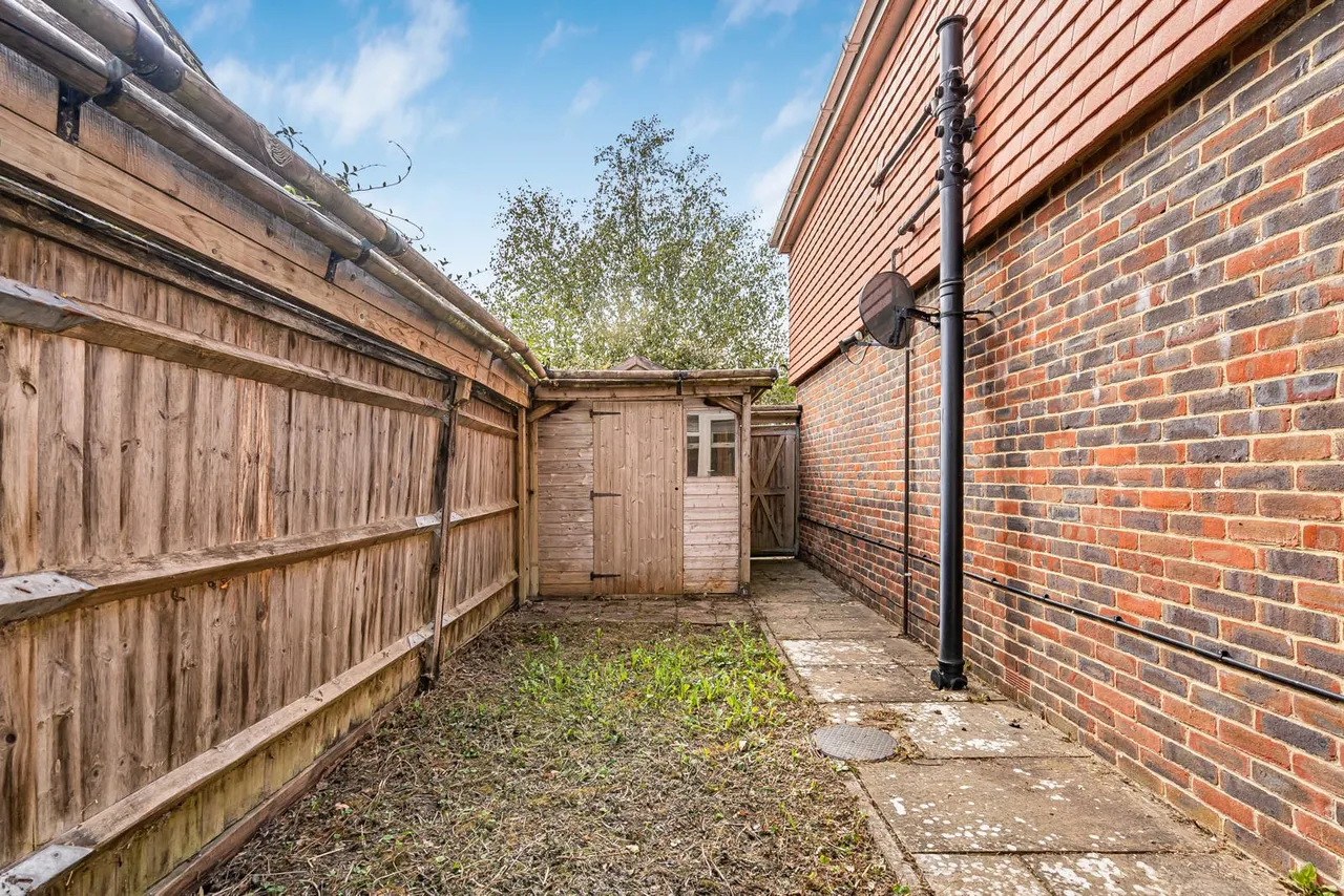 Byworth Road, Farnham, GU9, photo 11
