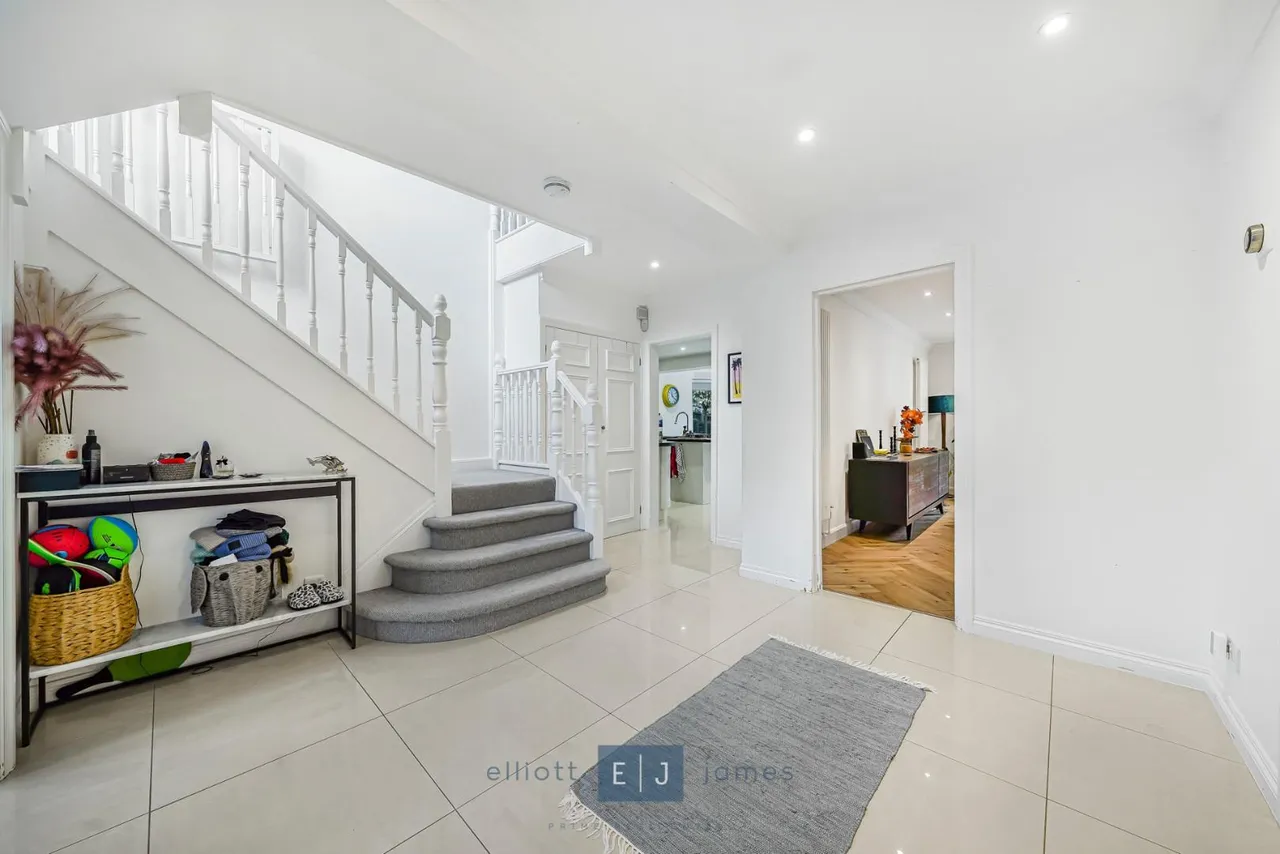 The Beacons, Loughton, photo 6